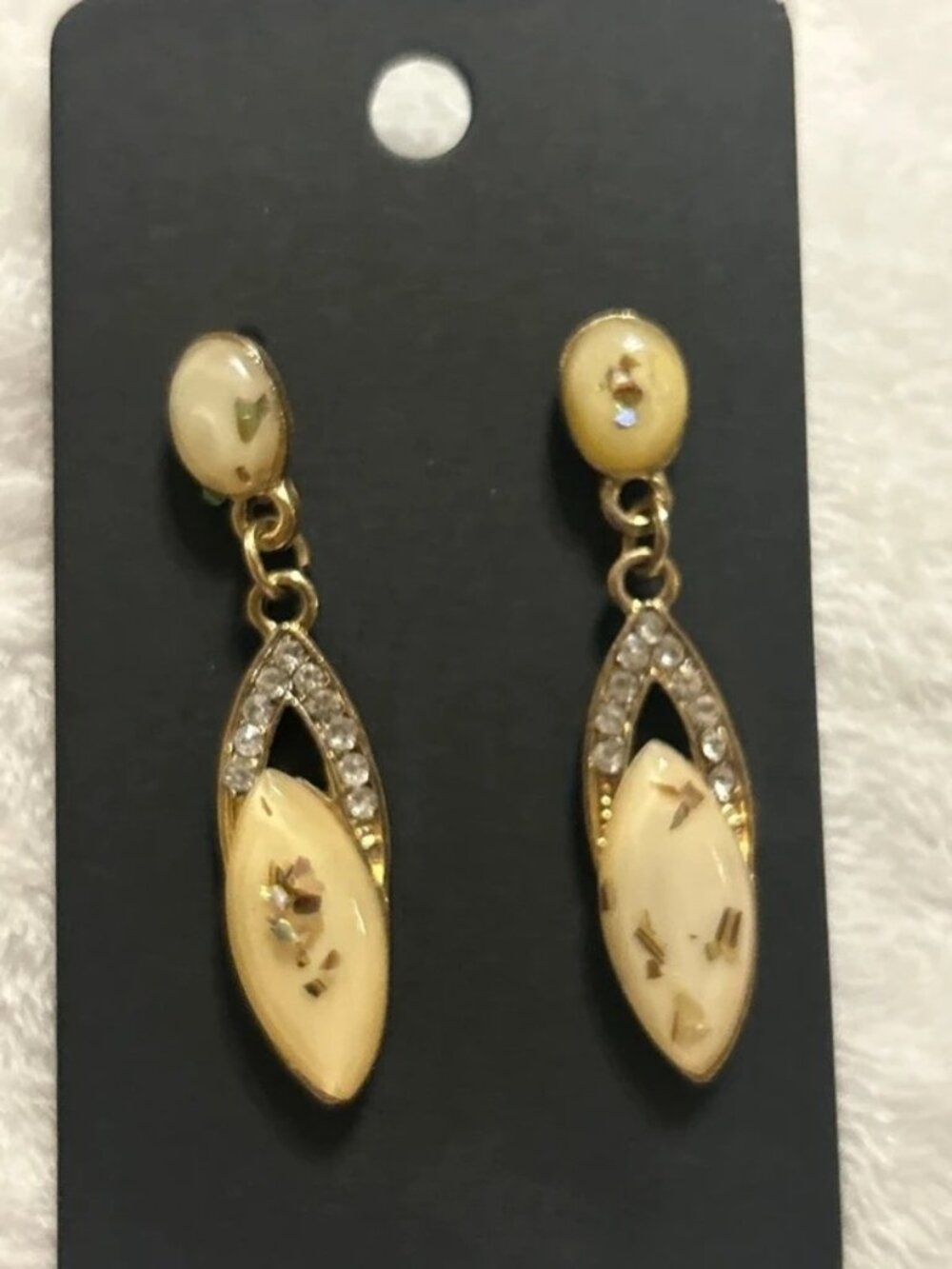 Gold tone w/ cream vintage earrings